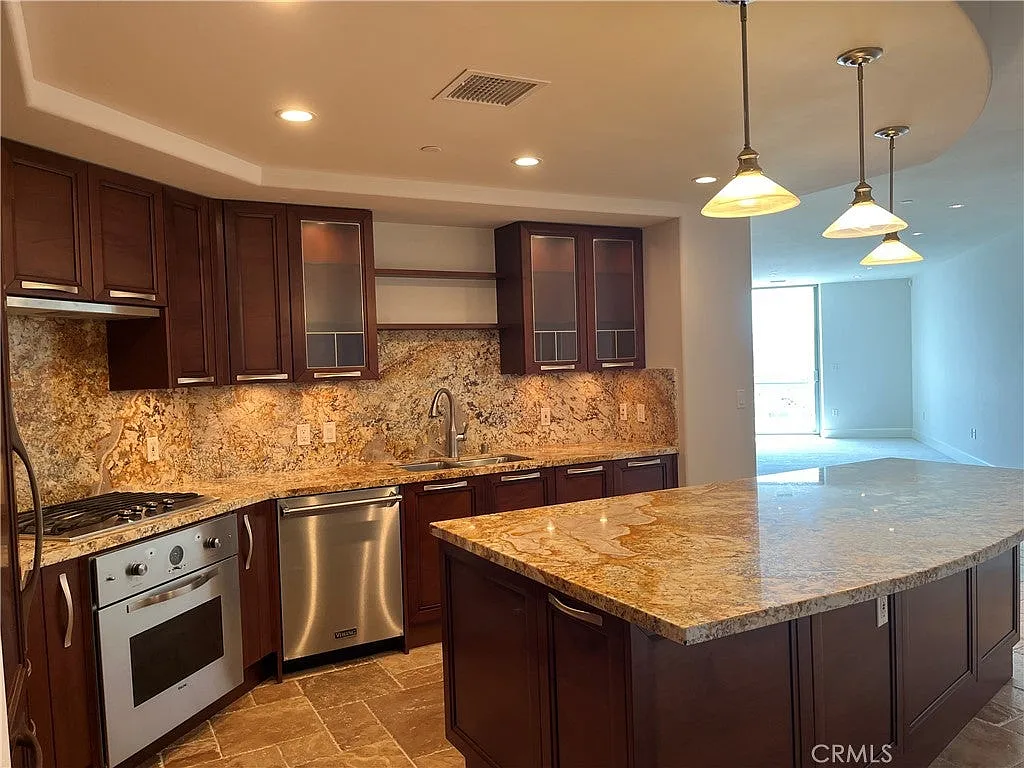 1 bed, 1.5 bath, 1349 sqft, $4,500 — Photo 2