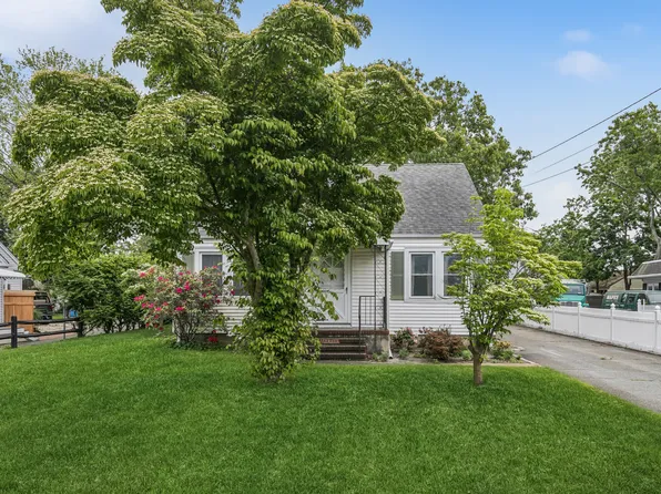 https://photos.zillowstatic.com/fp/f061c5d9ffef045b6a91e7cf3645ef1e-p_e.webp
