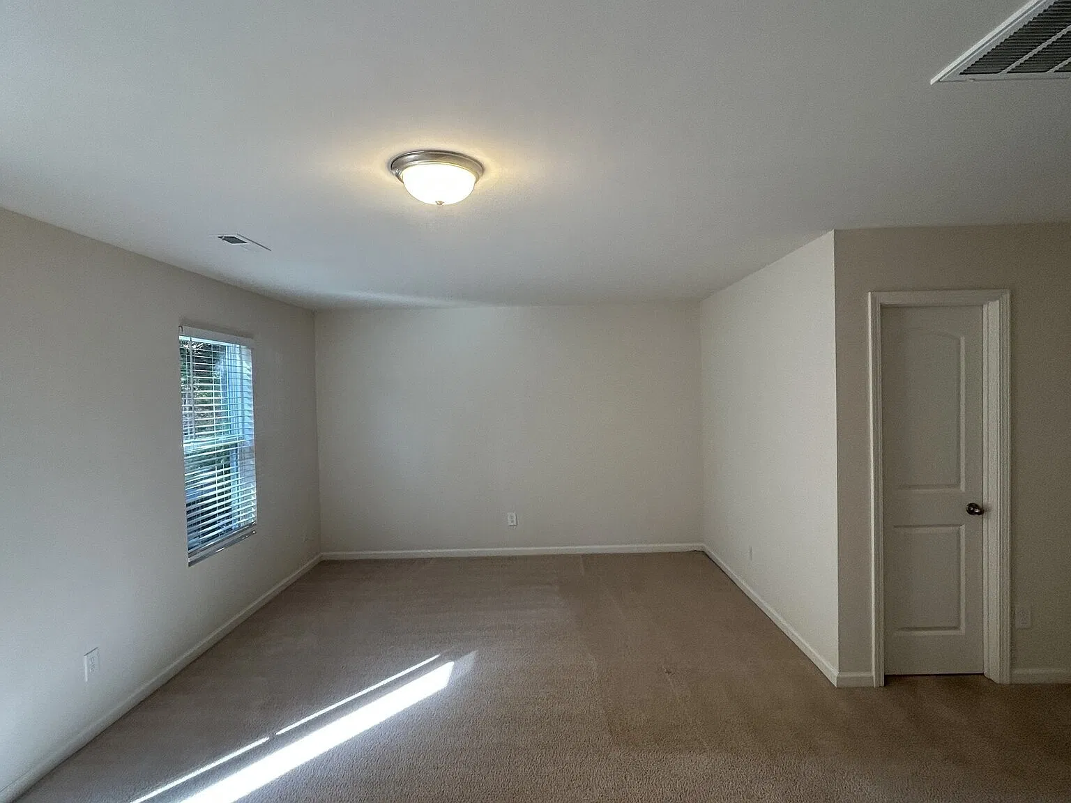 Enjoy the Offered Amenities in the Dynamic Community ! — Photo 4