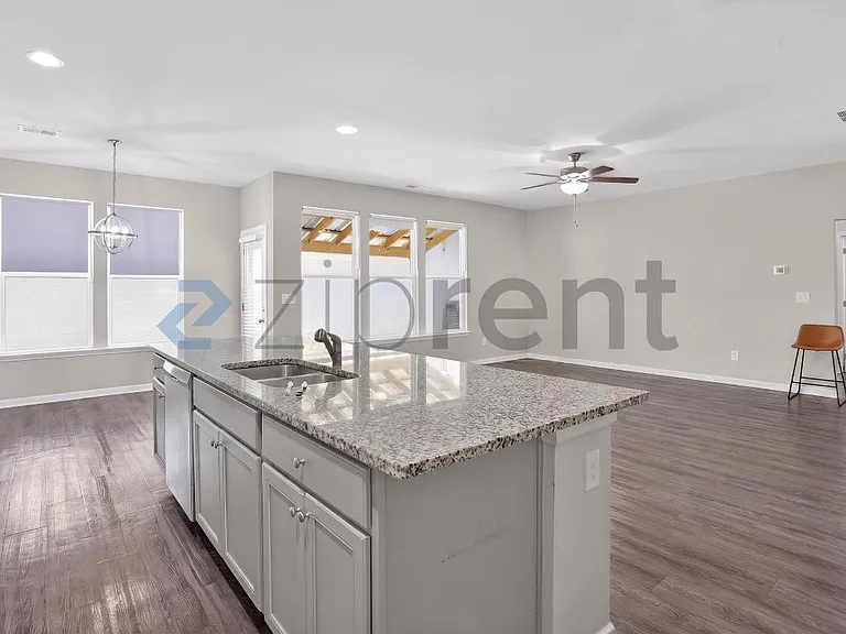 1360 NE Slaton Manor Dr — Photo 17