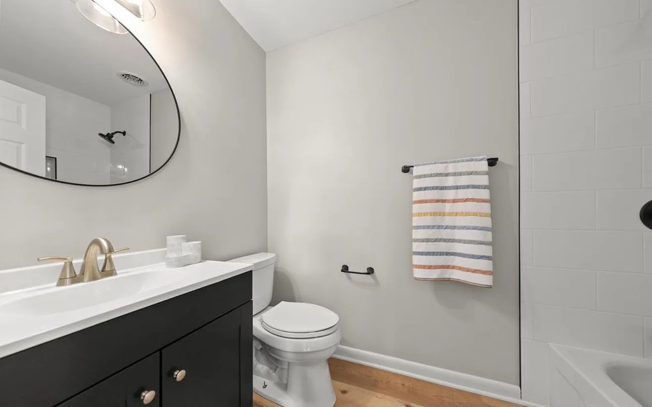 3 bed, 1.5 bath, 1008 sqft, $2,300 — Photo 1