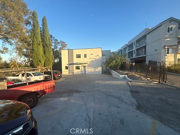 2nd image of 5210 Oakland St
