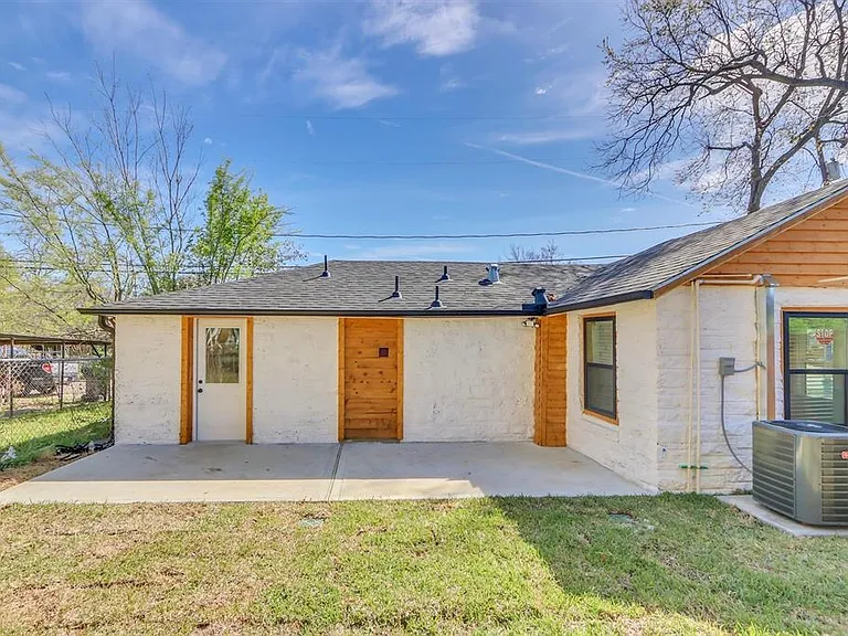 1852 Santa Rosa St — Photo 24