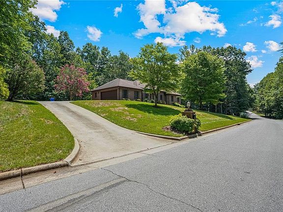 4th image of 913 Colonial Hts