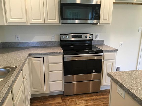 3rd image of 215 E New St
