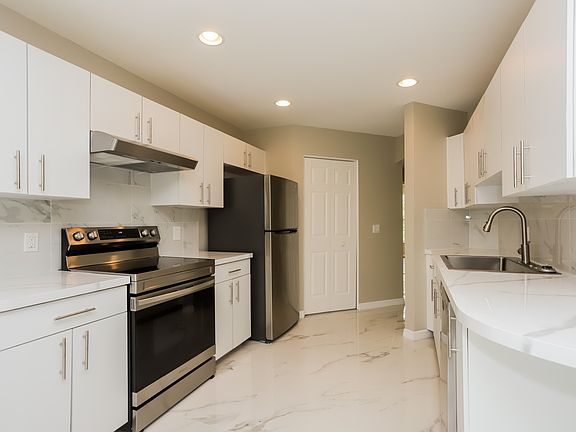 5th image of 4459 Glordano Ave