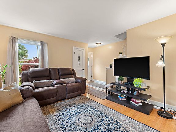 4th image of 237 Hollywood Ave
