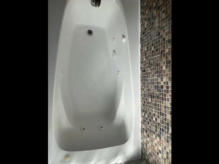 Jacuzzi tub with jets
