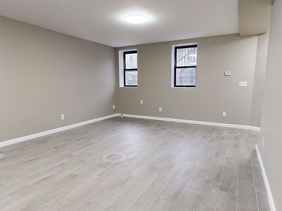 1st image of 46 Brook St Floor 1