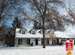 2349 Lamplight Dr, Woodbury, MN 55125