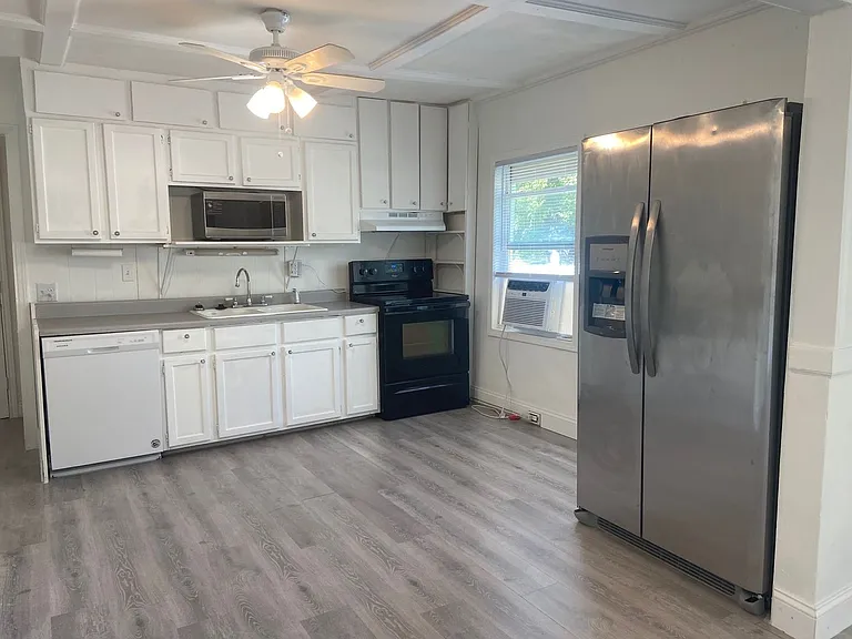 703 Brown St — Photo 4