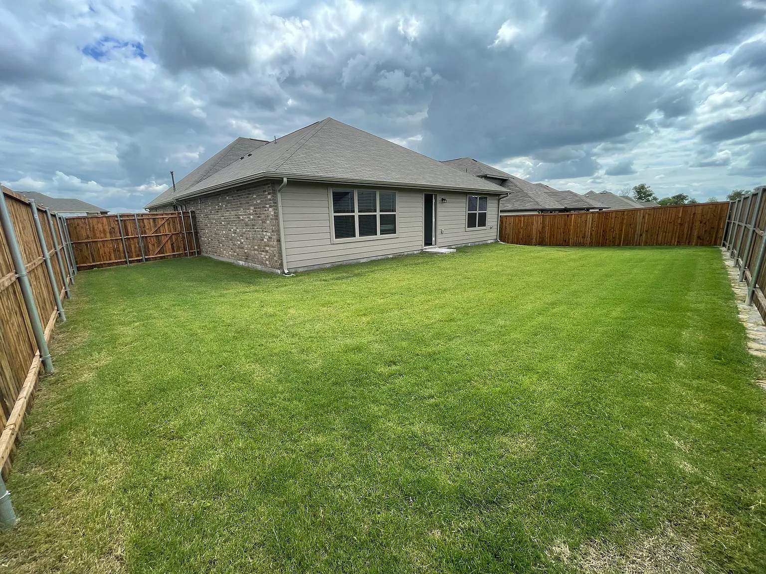 4 bed, 2000 sqft, $2,245 — Photo 4