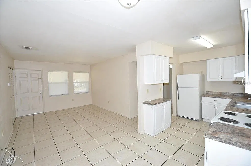 3 bed, 1.0 bath, 888 sqft, $1,595 — Photo 3