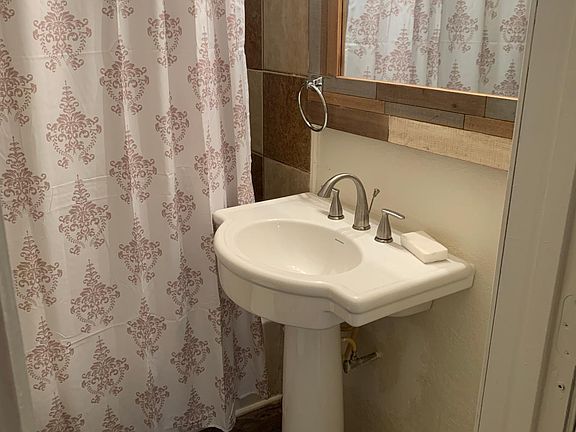 4th image of 124 S Elm St APT 2