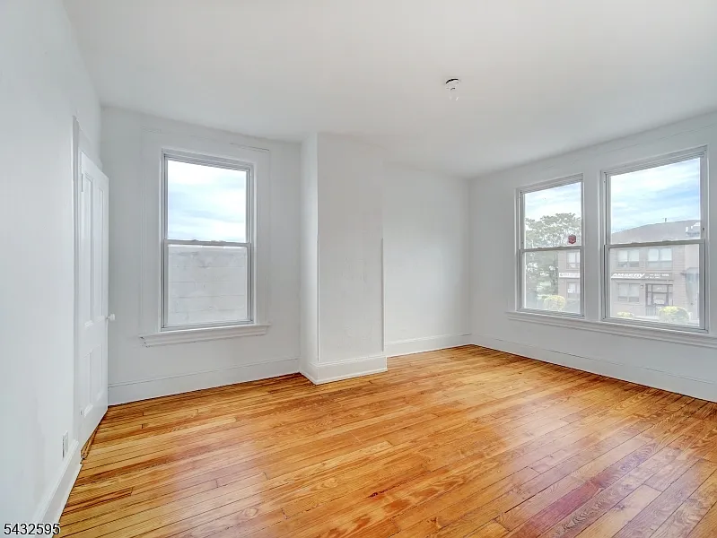 4 bed, 1.5 bath, $3,999 — Photo 2