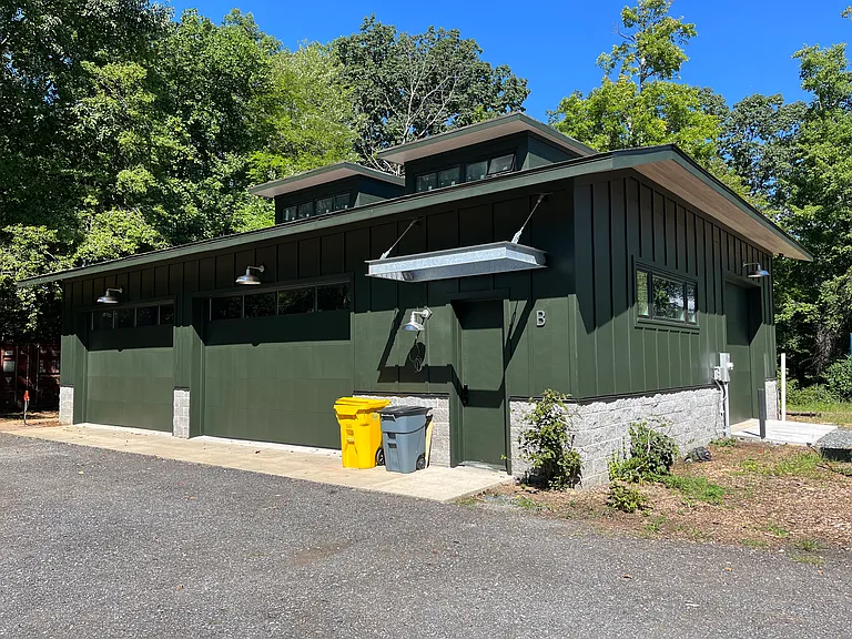 APARTMENT ABOVE HOMEOWNER'S GARAGE