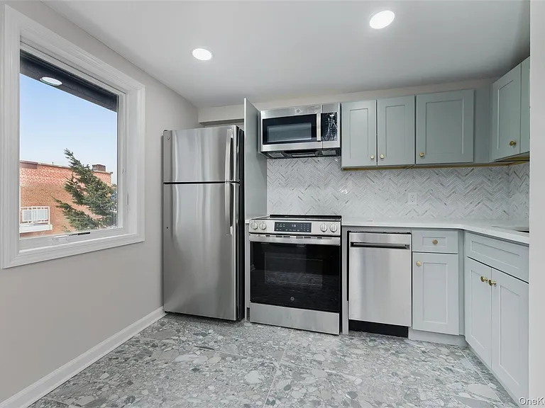 120 Maple Ave — Photo 4