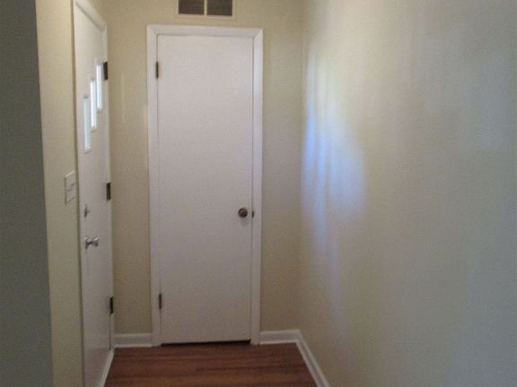 5. 1105 N Ridgewood, Entryway