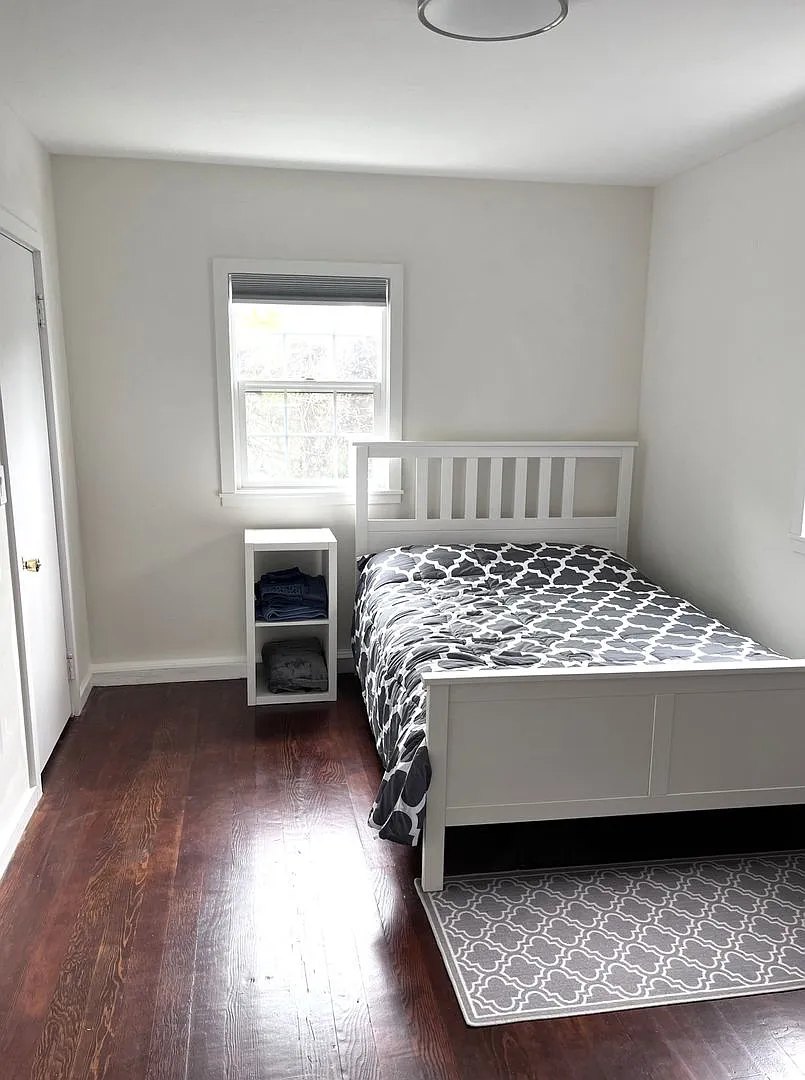 Fully Furnished- 2 bedroom/ 2 bathroom in Seacliff neighborhood walking distance to the beach — Photo 4