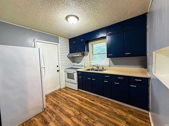4th image of 102 E 4th St