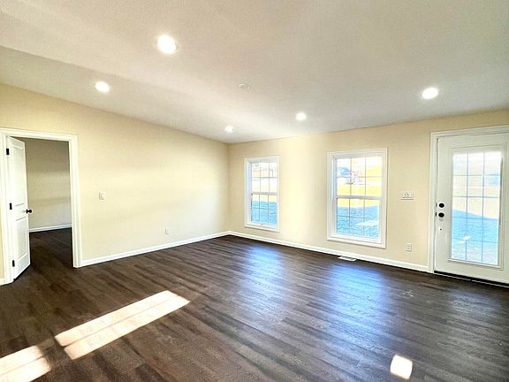 4th image of 425 Abbott Rd