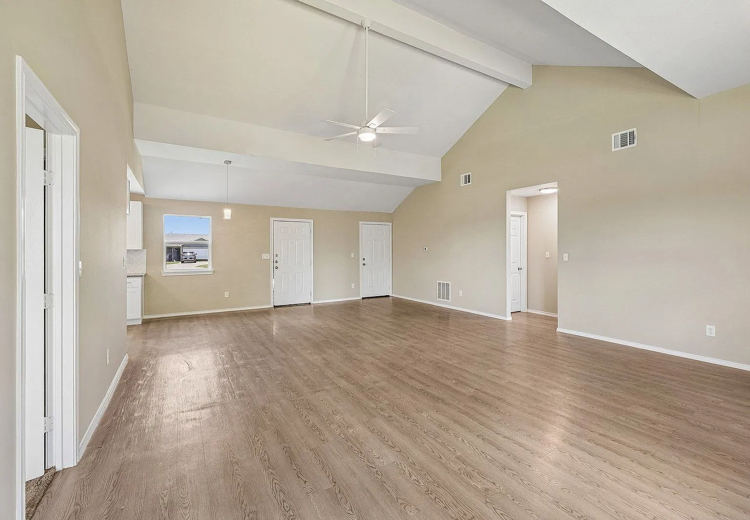 3 bed, 2.0 bath, 1400 sqft, $1,825 — Photo 4