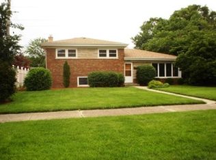 5742 Lyons St, Morton Grove, IL 60053
