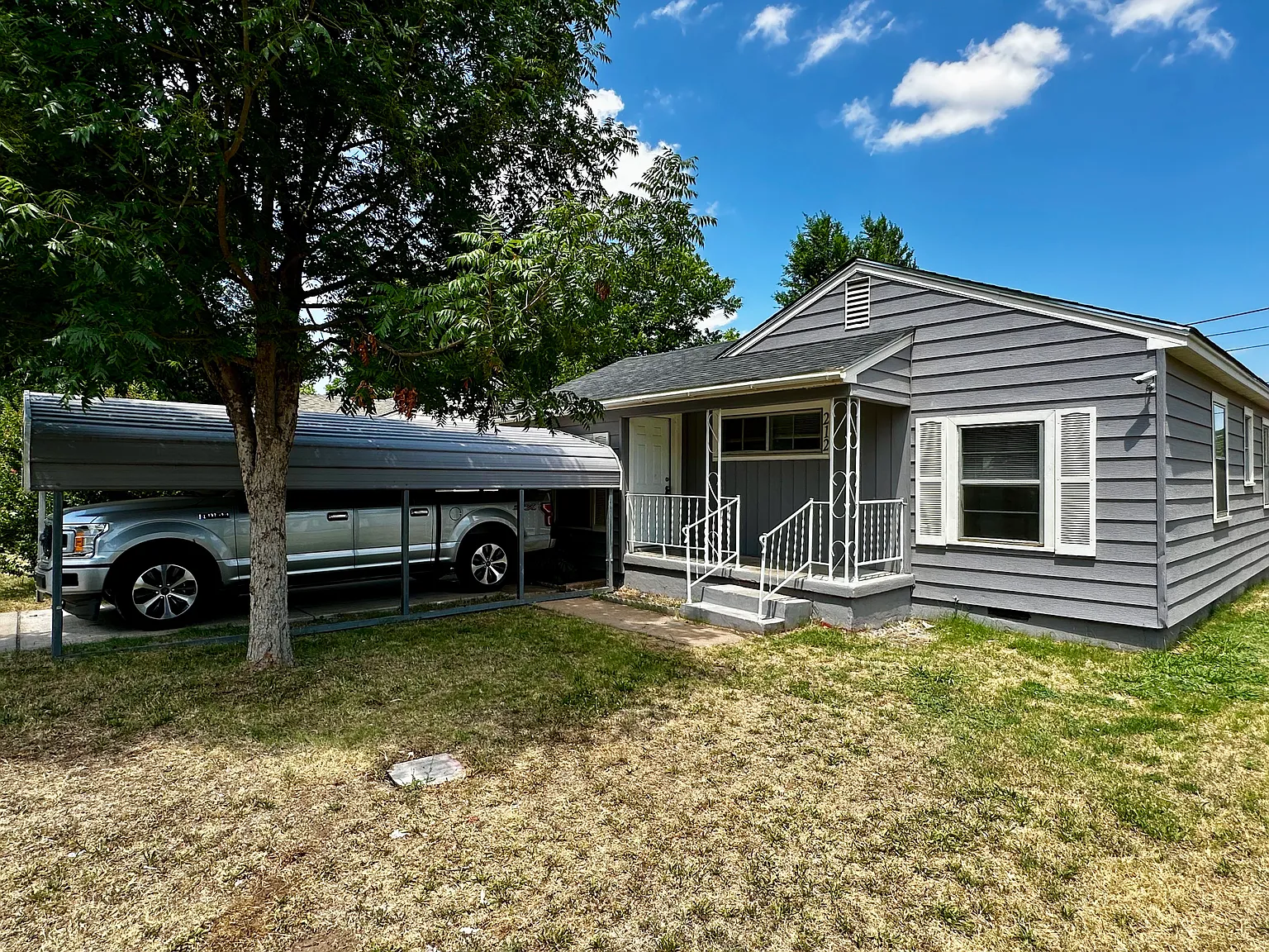 212 SW 23rd Pl — Photo 1