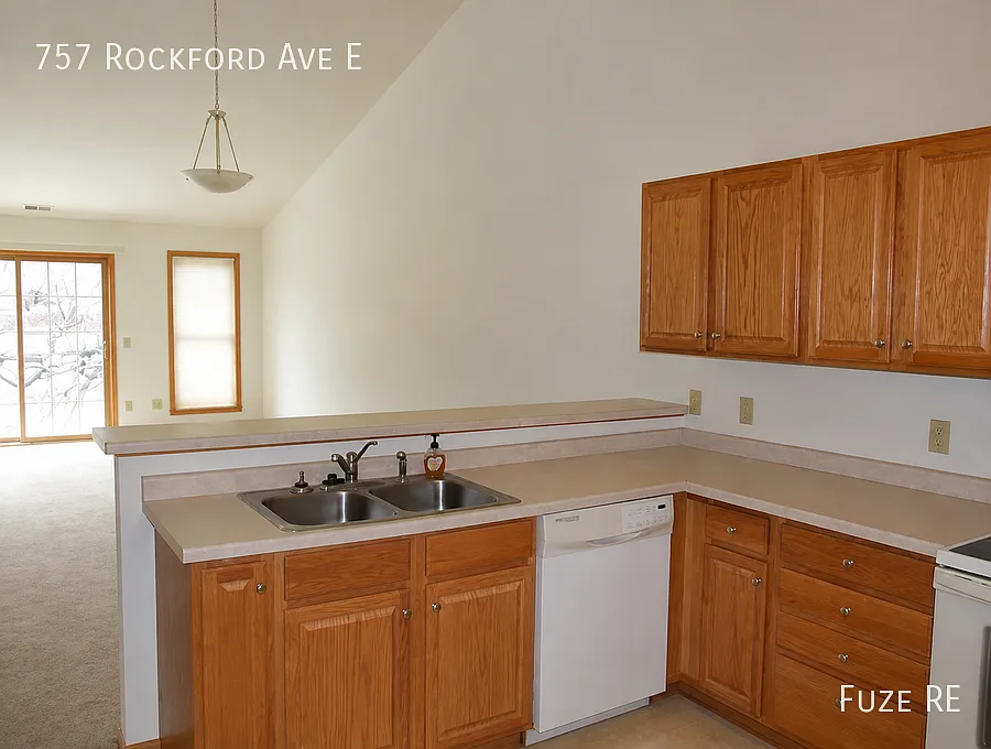 Great 2BR/1BA One Level Delano Townhome Available 10/1 — Photo 4