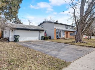 414 Woodlawn Dr, Mundelein, IL