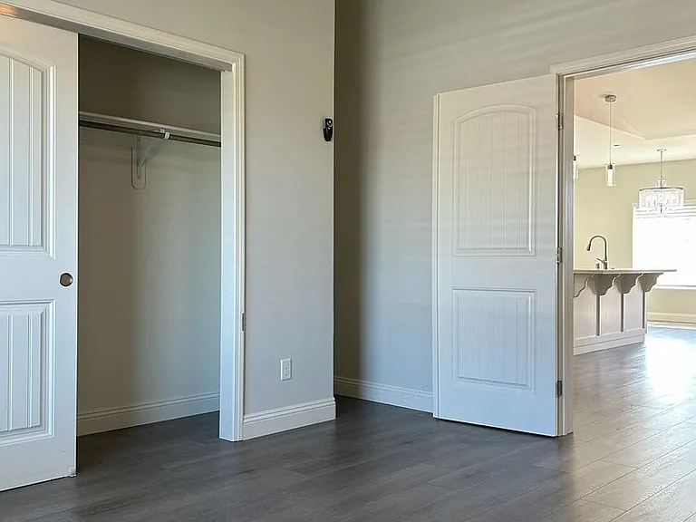 432 Thomas St — Photo 16