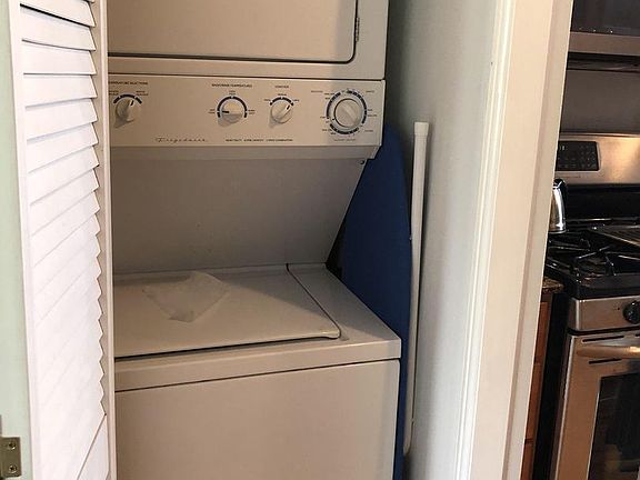 5th image of 954 W Belle Plaine Ave APT 3W