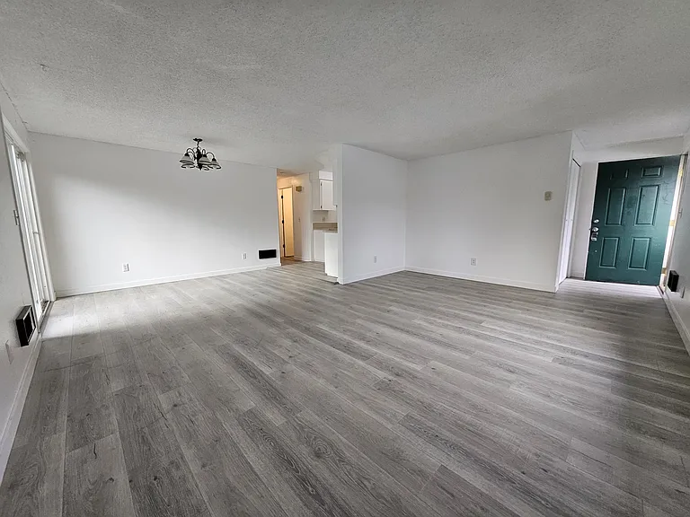 404 SW 1st St #6 — Photo 2