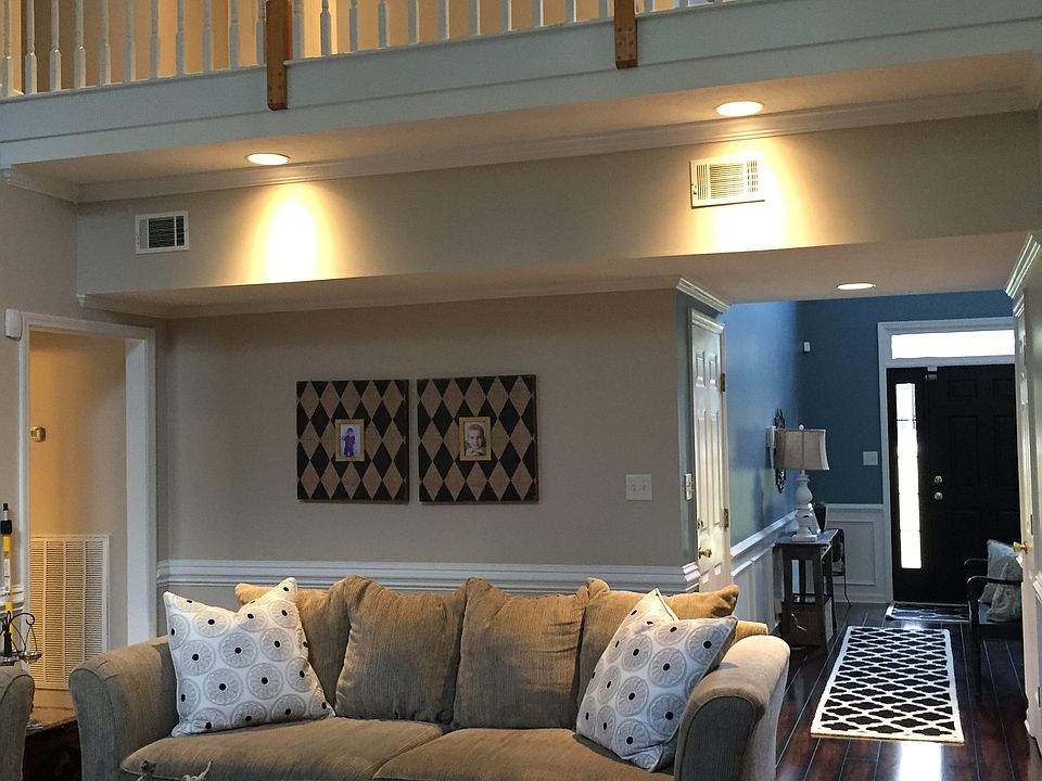 Livingroom / Balcony / Foyer