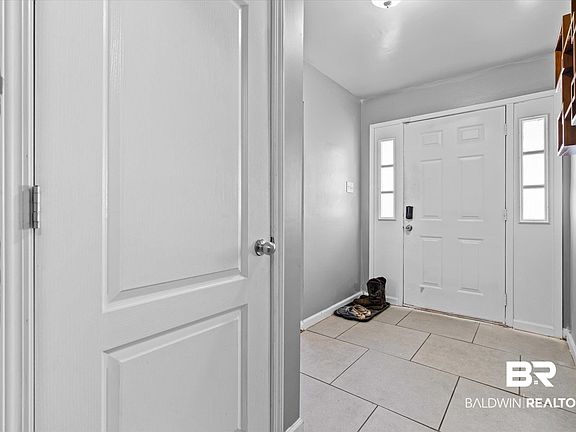 2nd image of 512 Moran St