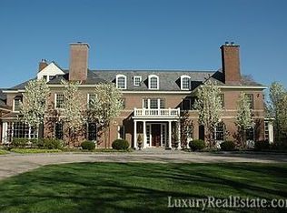 390 Provencal Rd, Grosse Pointe Farms, MI 48236