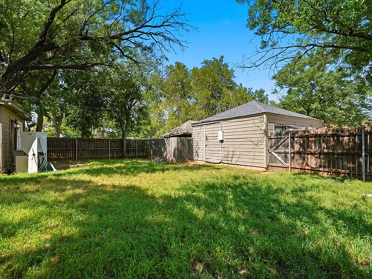 1041 Albany St — Photo 26