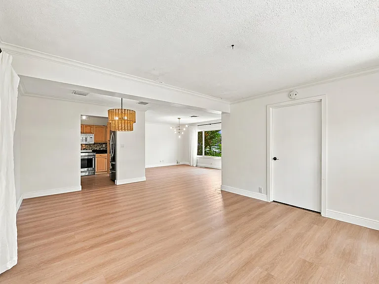 351 SW 13th St — Photo 10