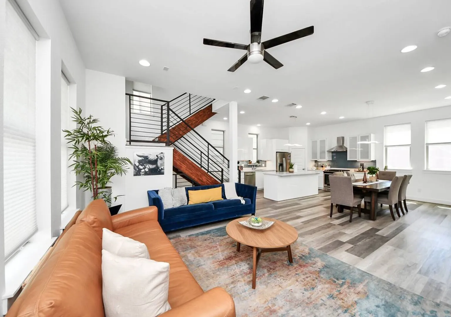 EaDo Signature - East of Downtown Spacious Home — Photo 2