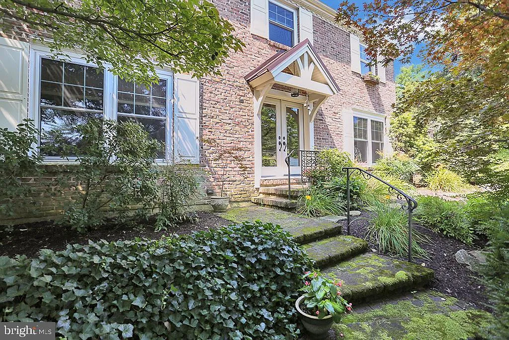 310 Spruce Ln photo 1