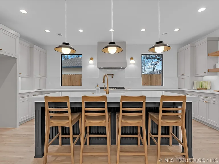 515 W El Paso St — Photo 19