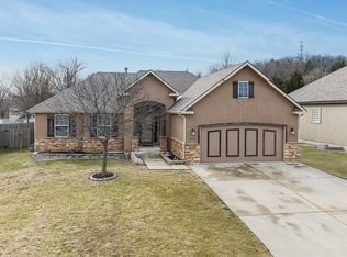 22241 W Sycamore St, Tonganoxie, KS 66086