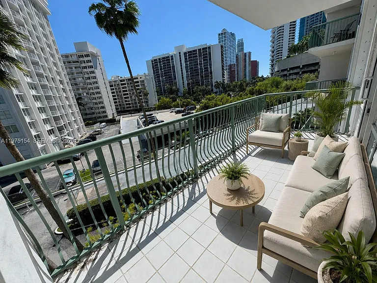 1408 Brickell Bay Dr #404 — Photo 4