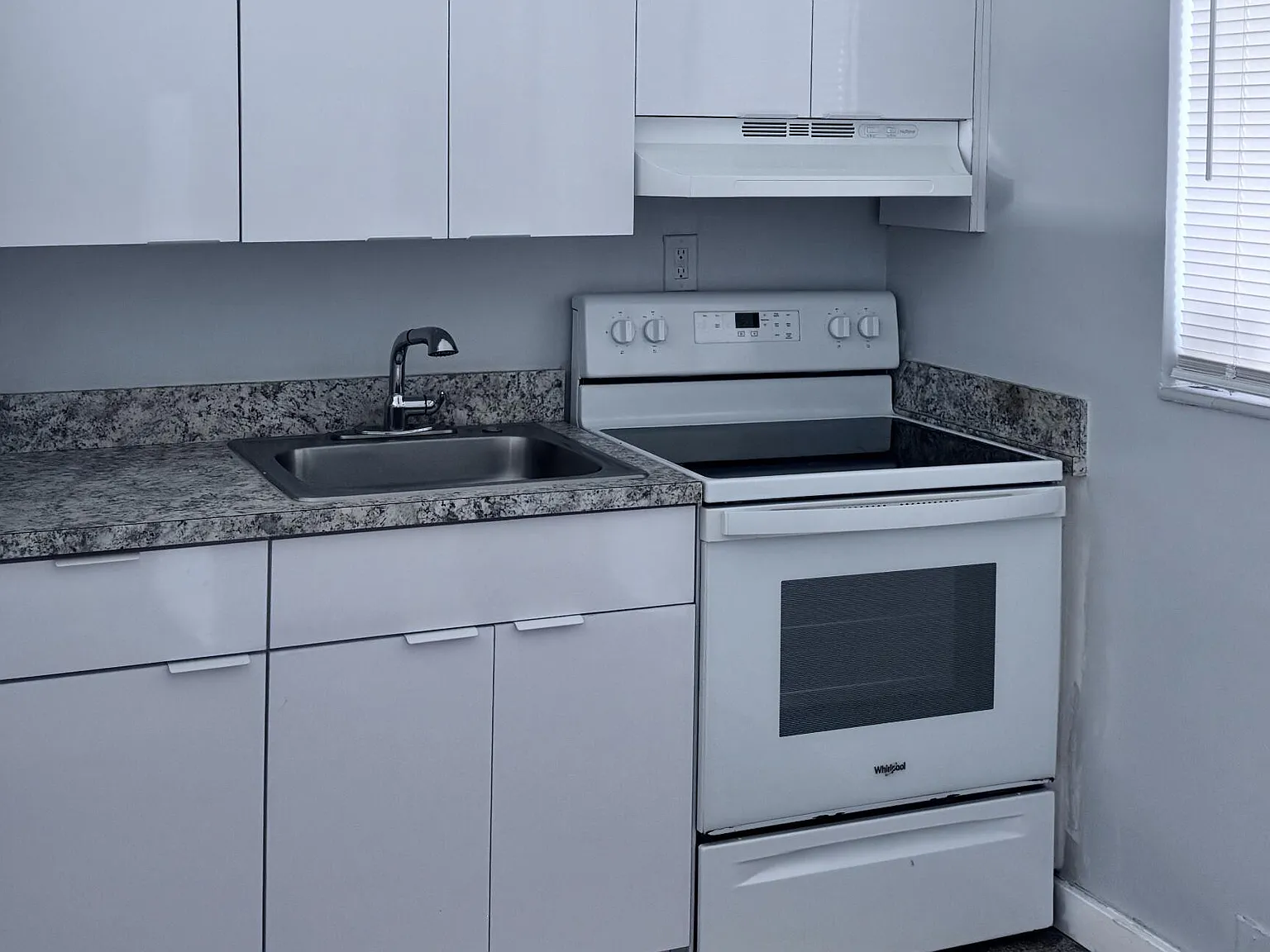 1 bed, 1.0 bath, 3945 sqft, $1,700 — Photo 3