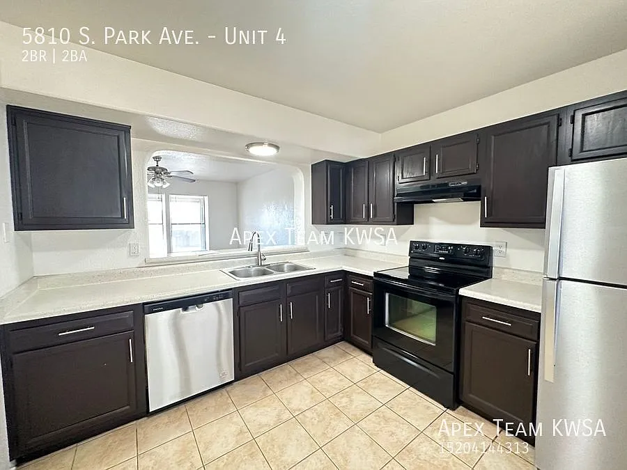 $1275 Spacious 2-Story 2 Bed / 1.5 Bath Townhome with Enclosed Yard! — Photo 2