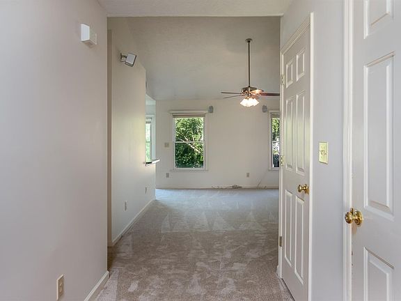 3rd image of 418 Winterberry Ct