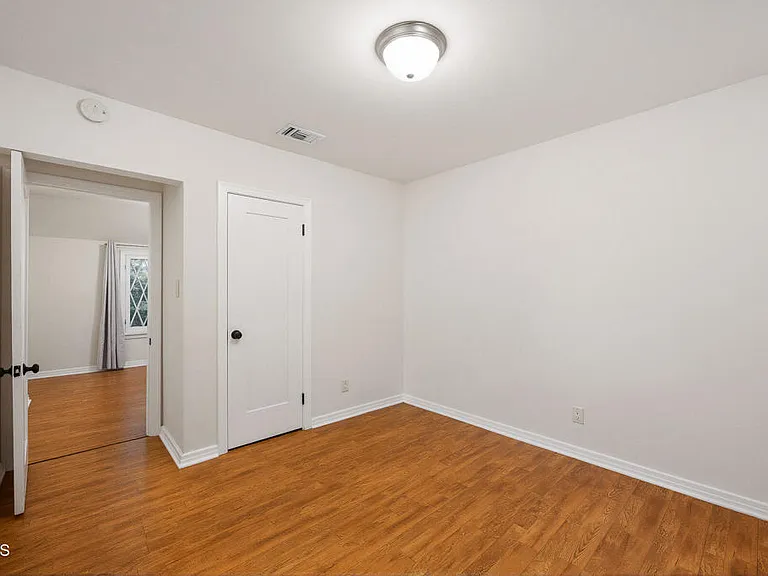 900 E Glenoaks Blvd — Photo 13