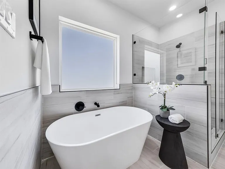 2410 Vaughn St #E — Photo 22