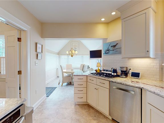 5th image of 427 Crescent Dr