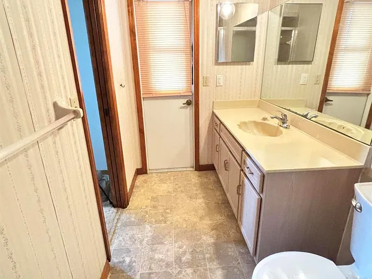 337 NW Tyler Ave — Photo 14